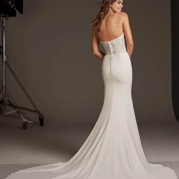 STUNNING Pronovias Wedding Dress Size 4 with alterations - Picture 4 of 14